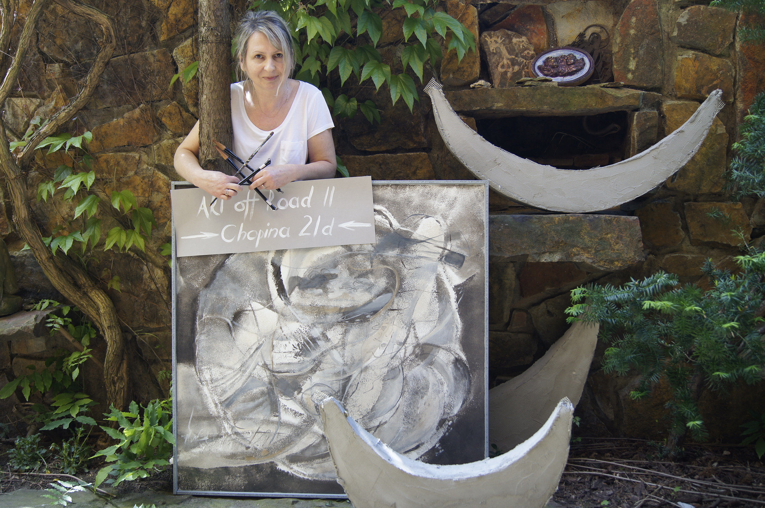 Oksana Mira kulczycka pozująca obok obrazu.